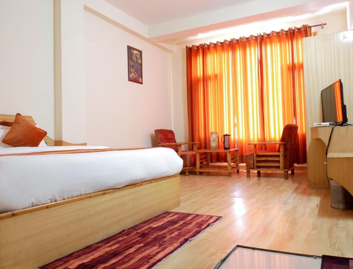 New Ambika International Mall Road Hotel Manāli Exterior foto