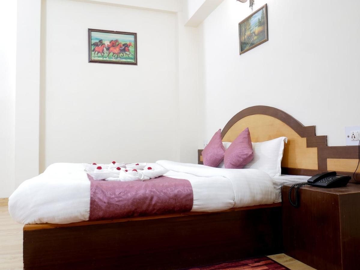 New Ambika International Mall Road Hotel Manāli Exterior foto